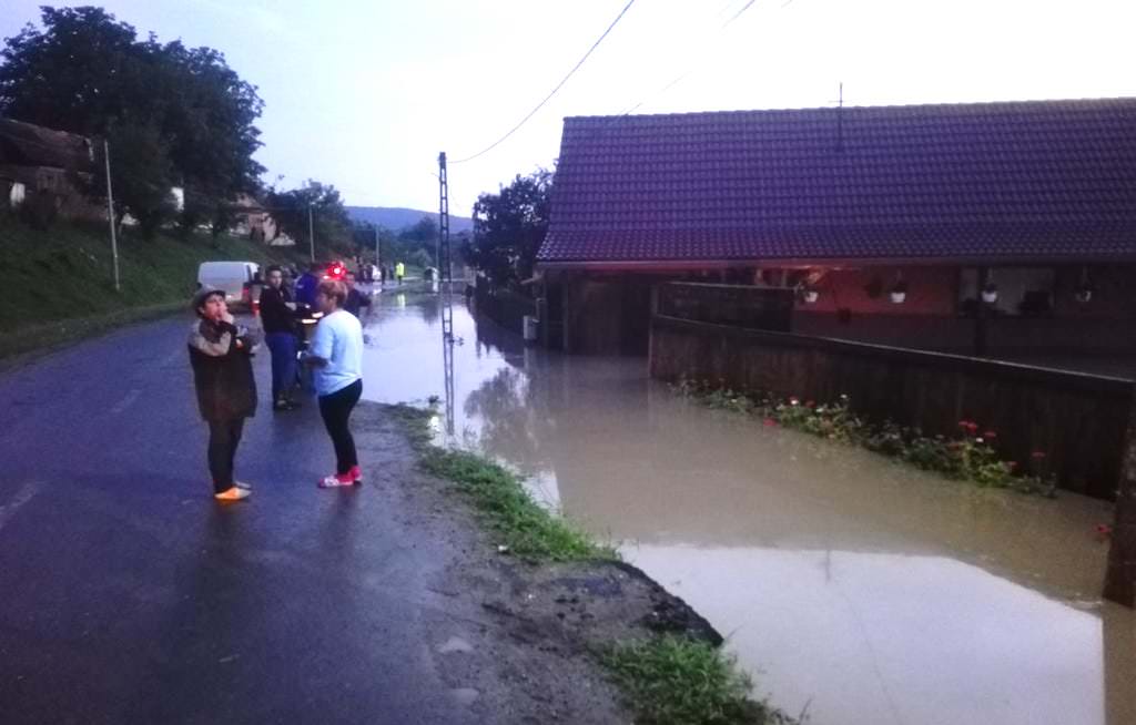 foto - zeci de locuințe evacuate din cauza inundațiilor și drumuri județene închise la sibiu