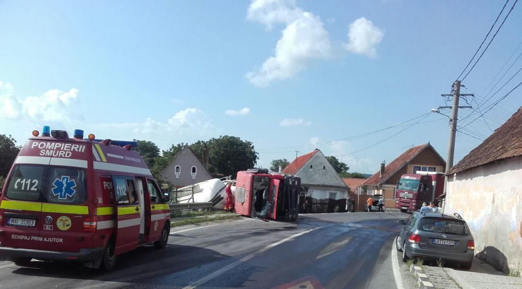 FOTO – Cisternă răstunată pe DN1 între Făgăraș și Sibiu