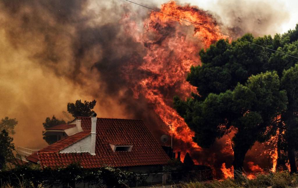 video foto dezastrul din grecia - aproape 80 de morți și sute de răniți. oameni mistuiți de foc