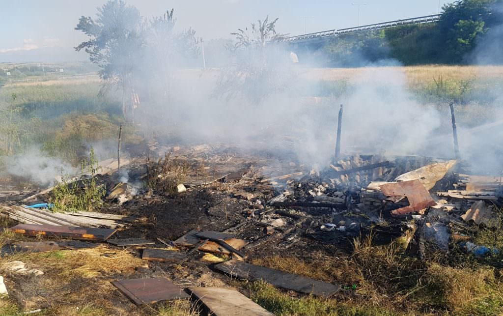 FOTO – Incendiu în Sibiu. Casă de lemn arsă în totalitate