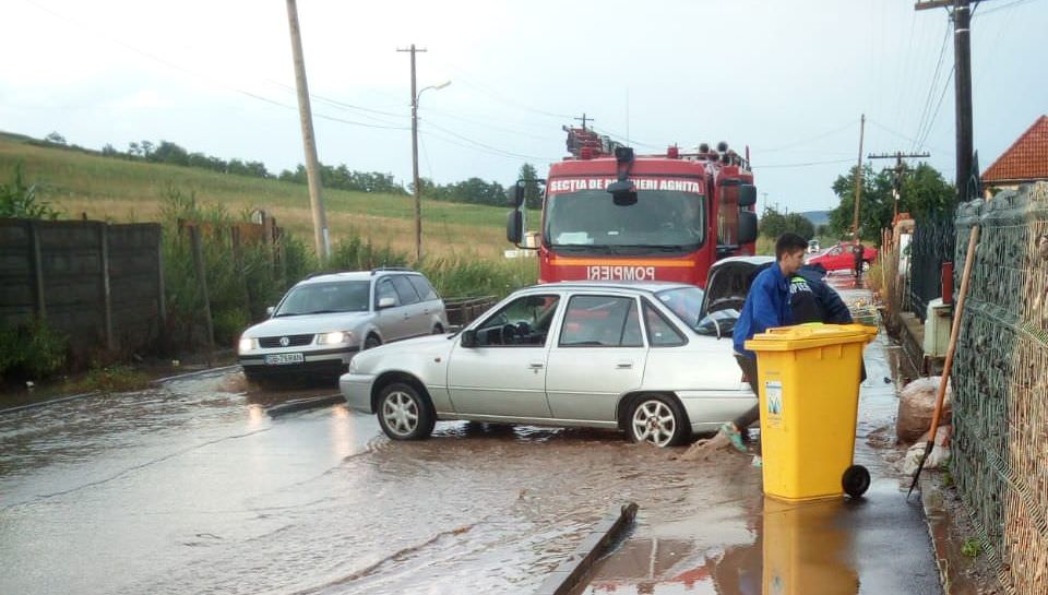 FOTO – Inundații în Agnita și Săliște. Intervin pompierii