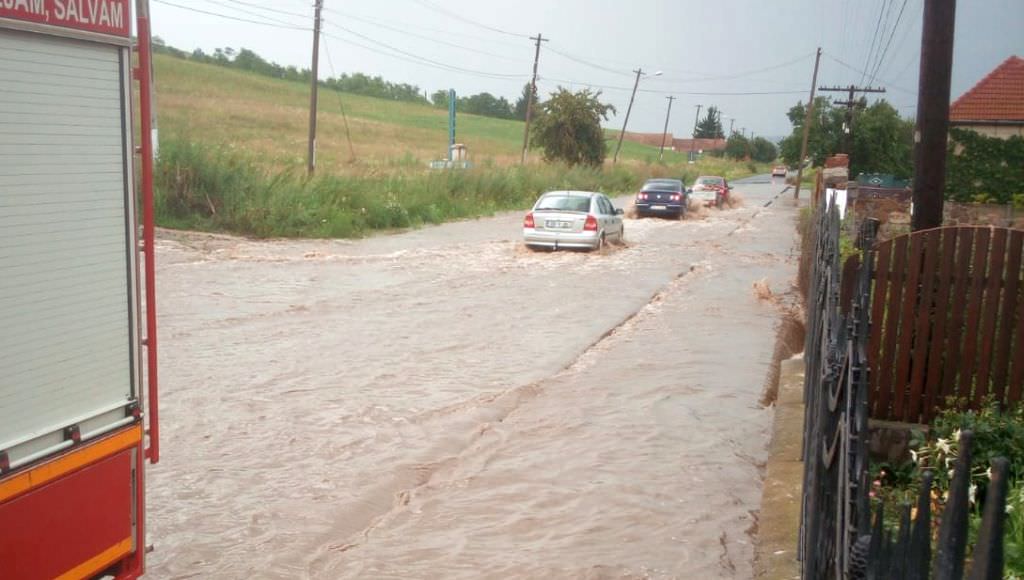 foto – inundații în agnita și săliște. intervin pompierii