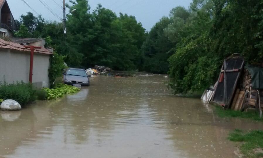 FOTO - VIDEO Inundații la Apoldu de Jos și Apoldu de Sus. E prăpăd în urma ploilor