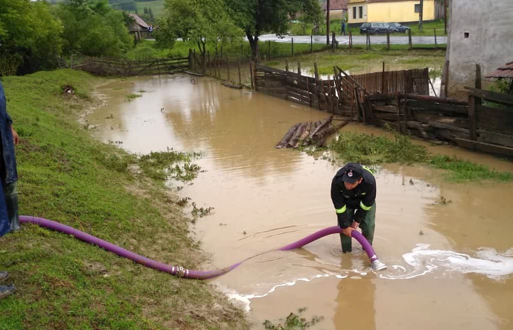 UPDATE VIDEO FOTO Locuințe inundate la Cristian după o rupere de nori. Și pe DN1, Păltiniș, Gura Râului sunt probleme