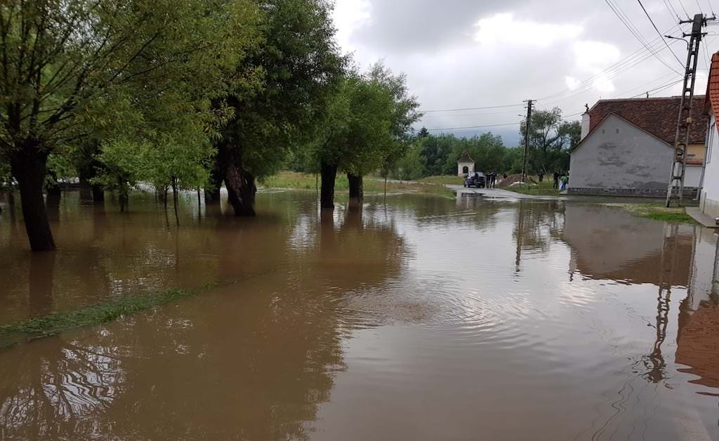 video foto situație critică la săcel - familii evacuate din cauza inundațiilor