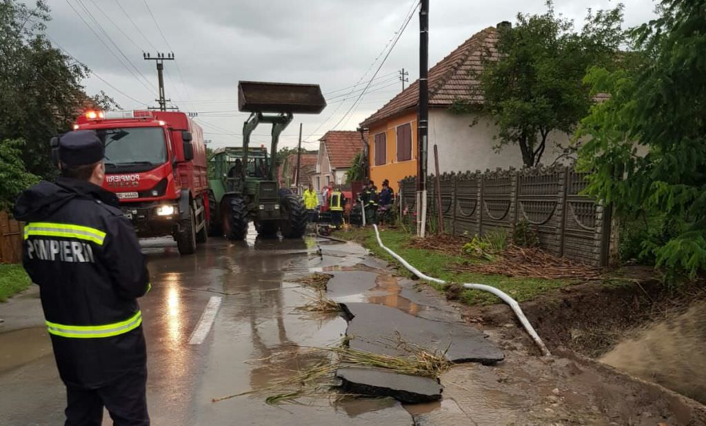 video foto – inundații în patru localități din județul sibiu. oamenii au cerut ajutor la 112