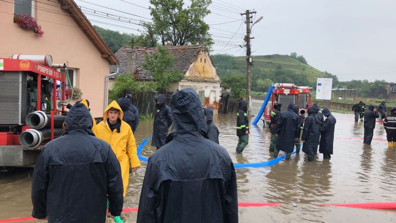 FOTO VIDEO - Ploile continuă să facă ravagii în județ. Sute de pompieri chemați din concediu