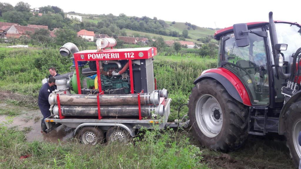 UPDATE VIDEO FOTO Locuințe inundate la Cristian după o rupere de nori. Și pe DN1, Păltiniș, Gura Râului sunt probleme