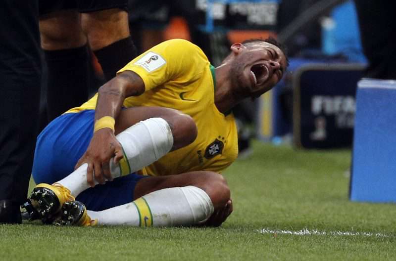 brazilianul neymar cel mai faultat jucător la campionatul mondial - 14 minute intins pe gazon