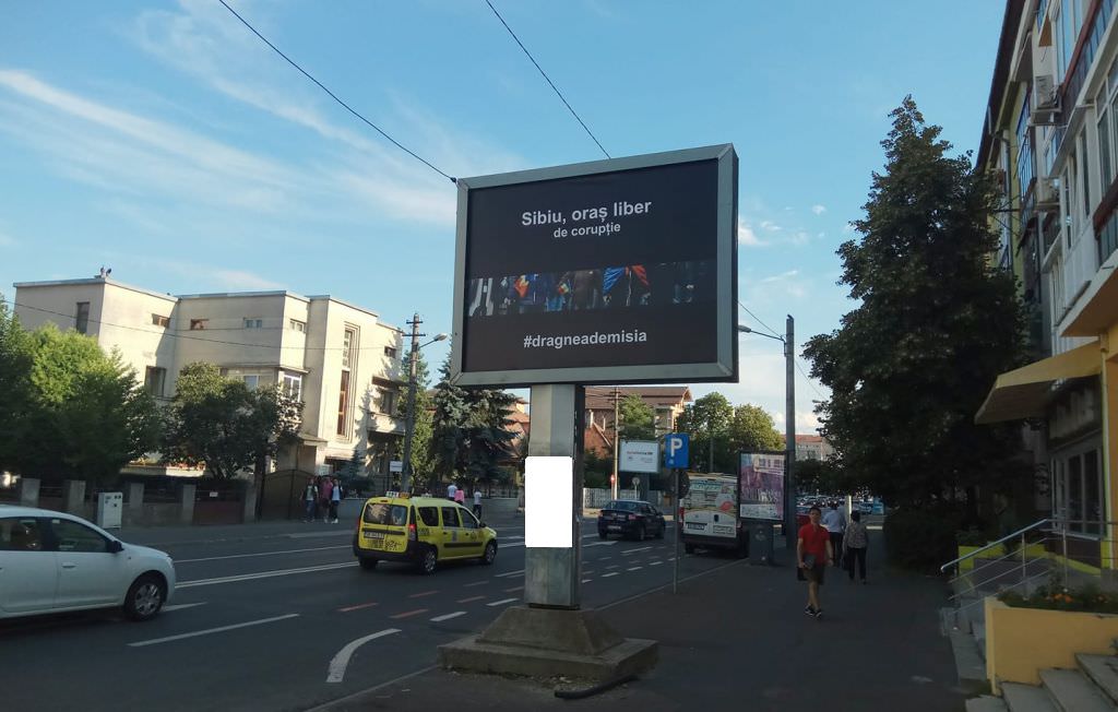 foto - protest inedit la sibiu – panouri stradale cu mesaje anti dragnea