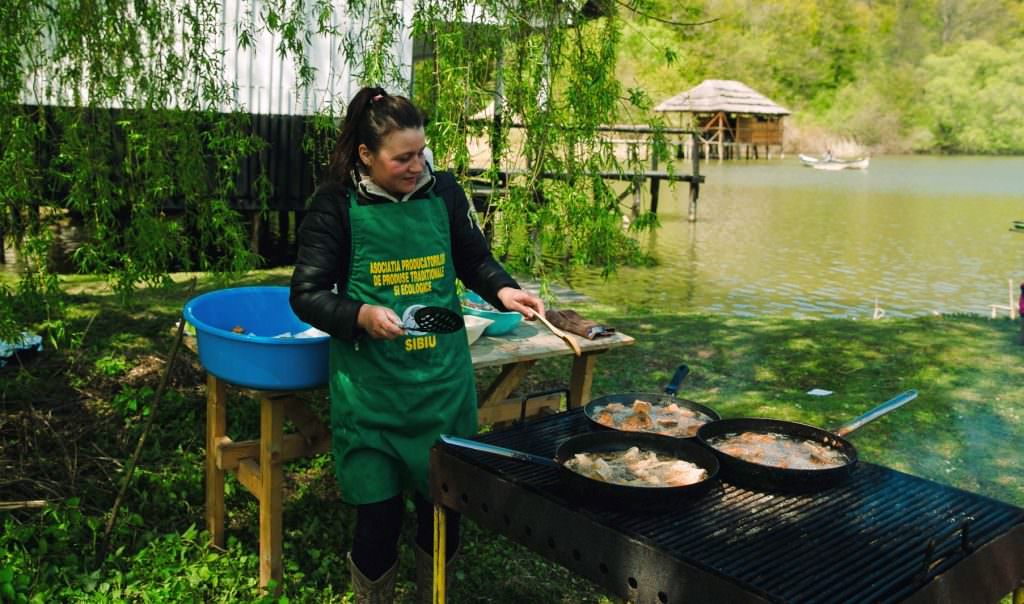 începe astra multicultural – se gătesc ciorbă de zdrențișoare, crap cu varză și multe alte bunătăți