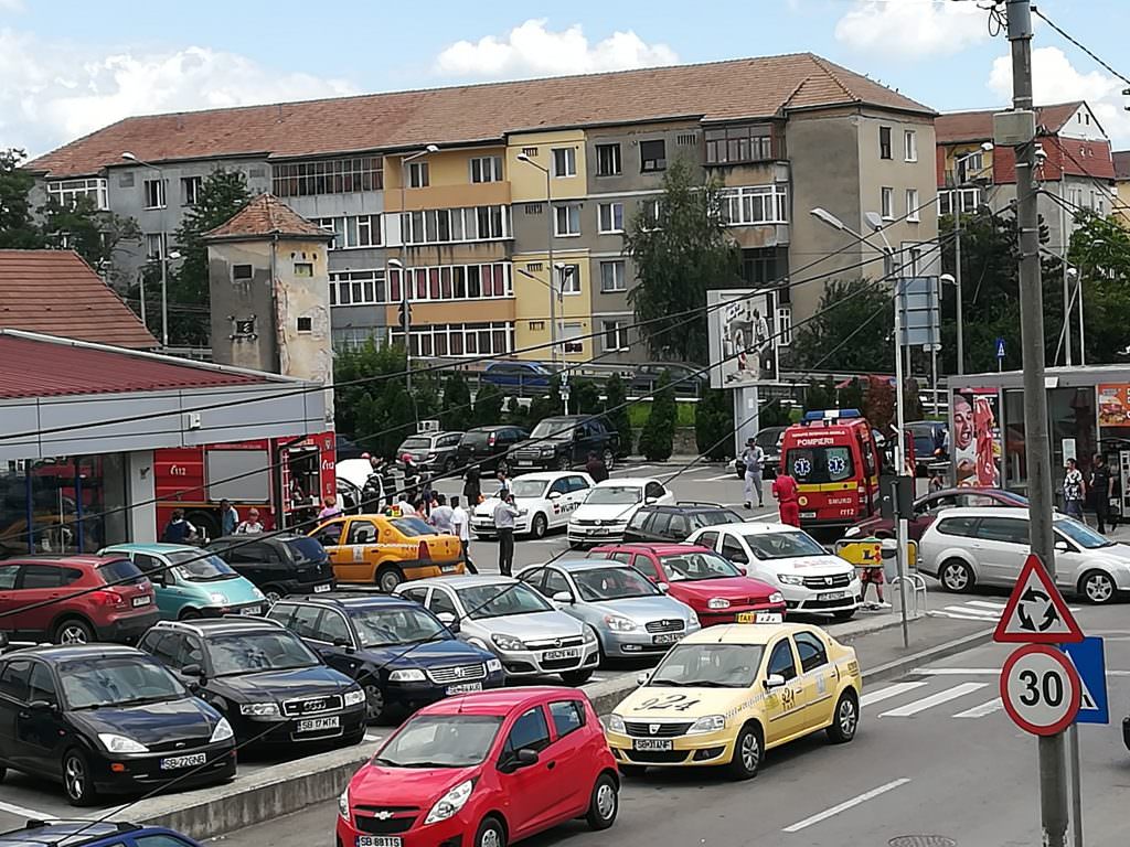 o mașină a luat foc în parcare la lidl din terezian