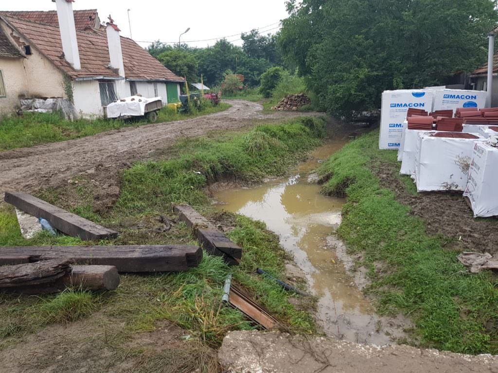 FOTO - Apele încep să se retragă în zonele inundate din Sibiu