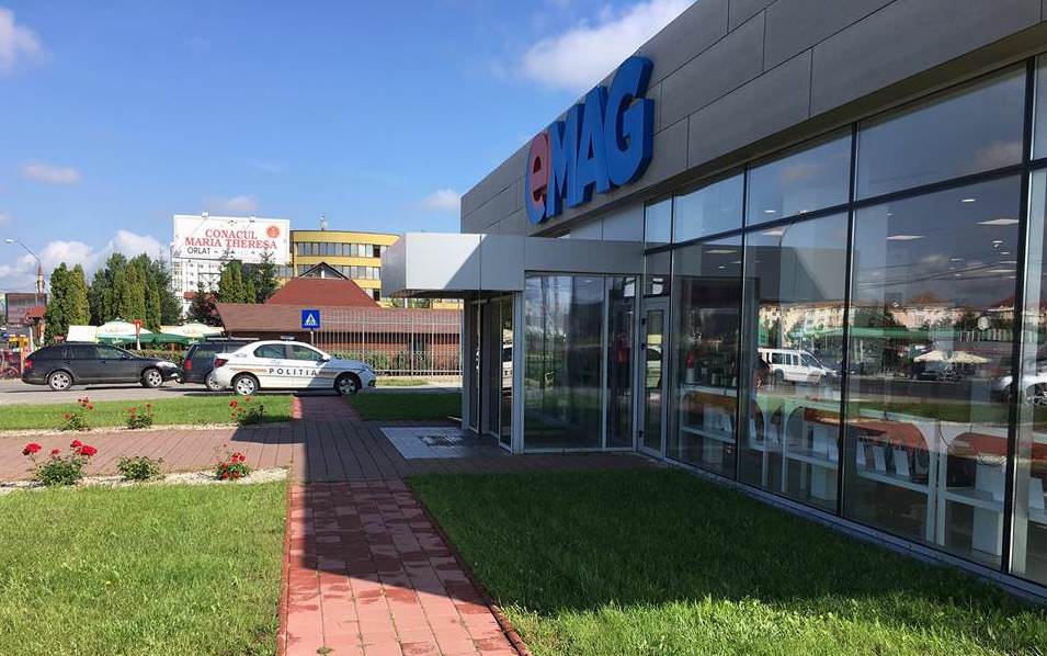 UPDATE FOTO - Spargere la magazinul eMag din Sibiu. Prejudiciul este mare!