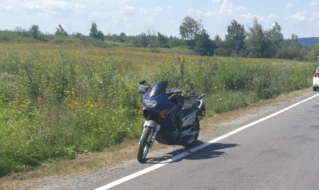 FOTO - Autoaccident pe DN1. Un motociclist rănit