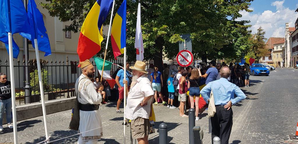 video foto românii din ”diaspora” primiți cu pâine și sare la sibiu. au protestat în fața sediului psd