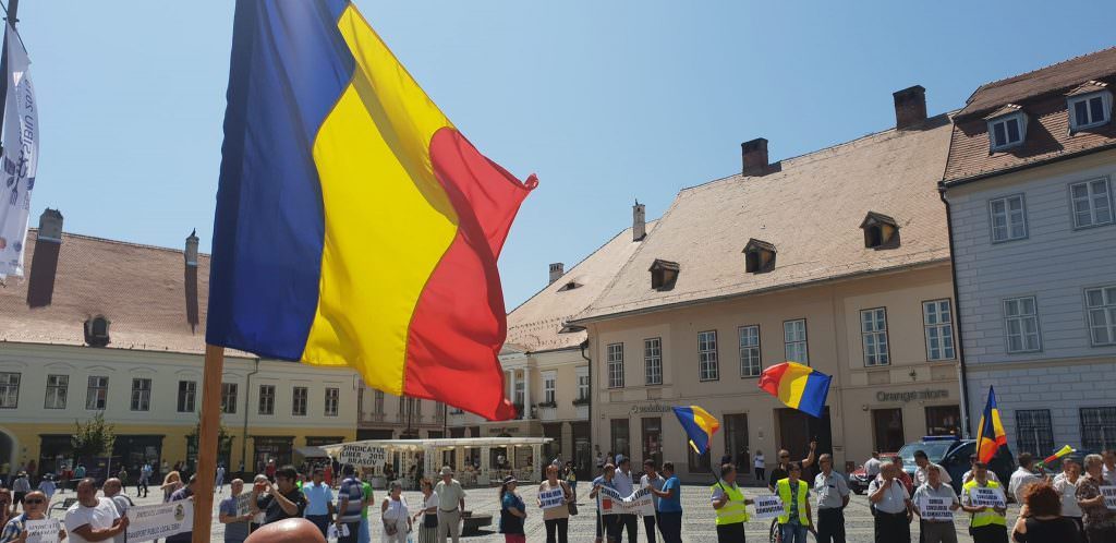 VIDEO FOTO - Angajații Tursib, protest în fața Primăriei Sibiu - ''Vrem salarii și condiții decente de muncă!''