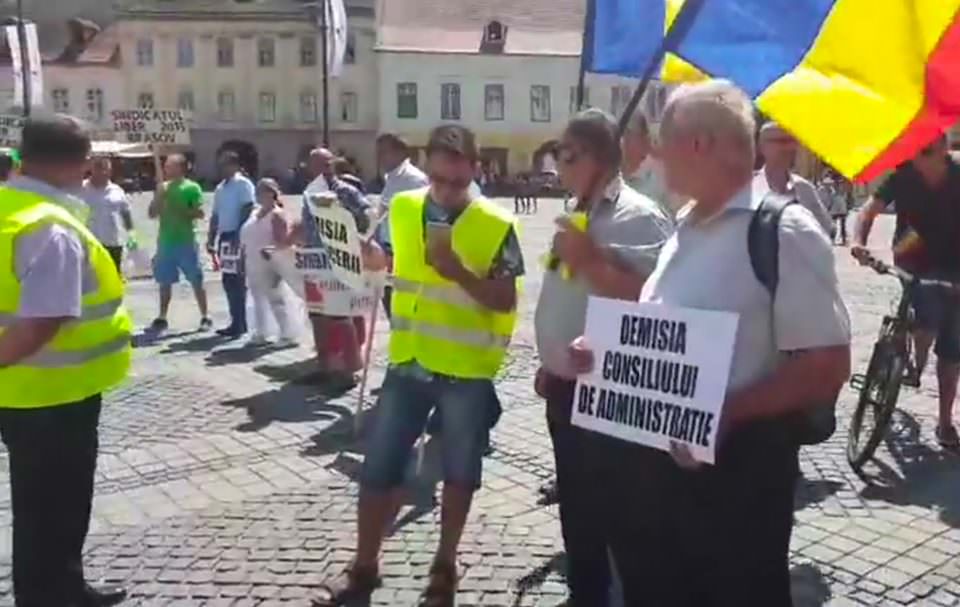 VIDEO FOTO - Angajații Tursib, protest în fața Primăriei Sibiu - ''Vrem salarii și condiții decente de muncă!''