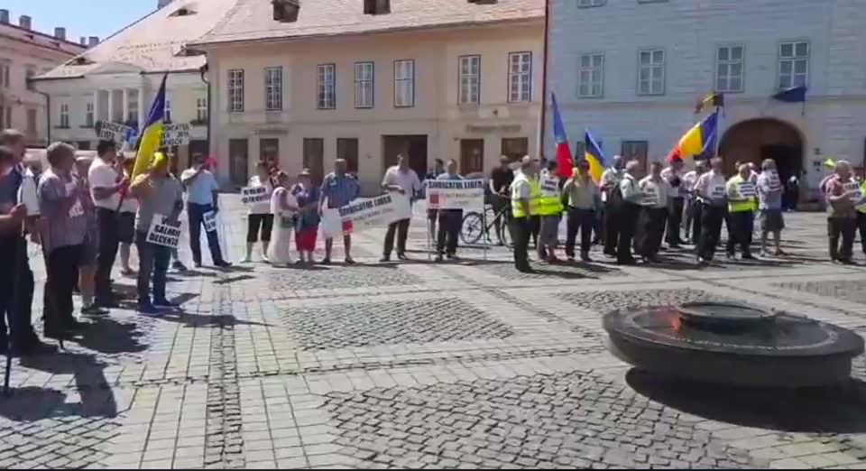 VIDEO FOTO - Angajații Tursib, protest în fața Primăriei Sibiu - ''Vrem salarii și condiții decente de muncă!''