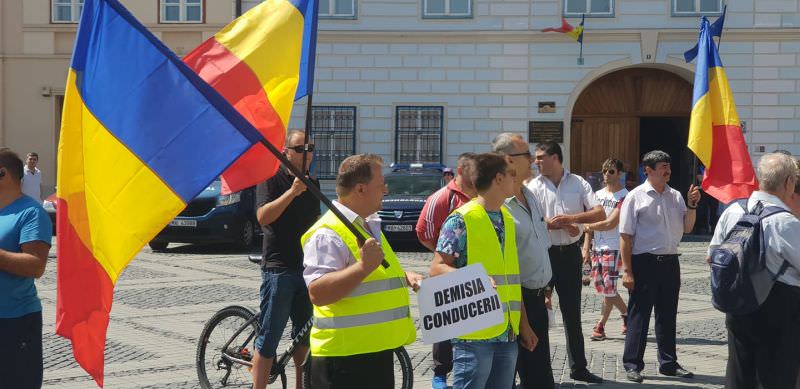 VIDEO FOTO - Angajații Tursib, protest în fața Primăriei Sibiu - ''Vrem salarii și condiții decente de muncă!''