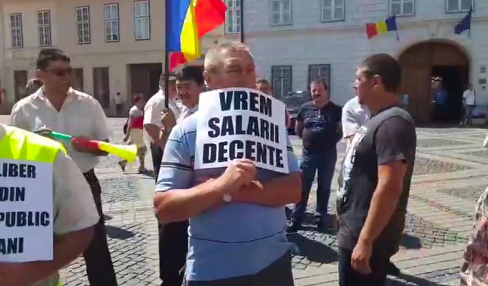 VIDEO FOTO - Angajații Tursib, protest în fața Primăriei Sibiu - ''Vrem salarii și condiții decente de muncă!''