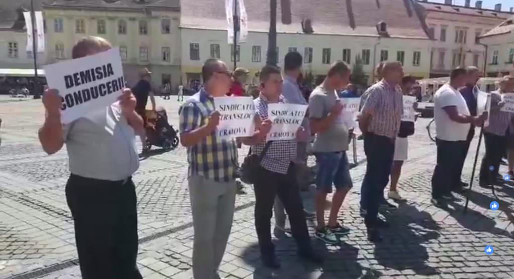 VIDEO FOTO - Angajații Tursib, protest în fața Primăriei Sibiu - ''Vrem salarii și condiții decente de muncă!''