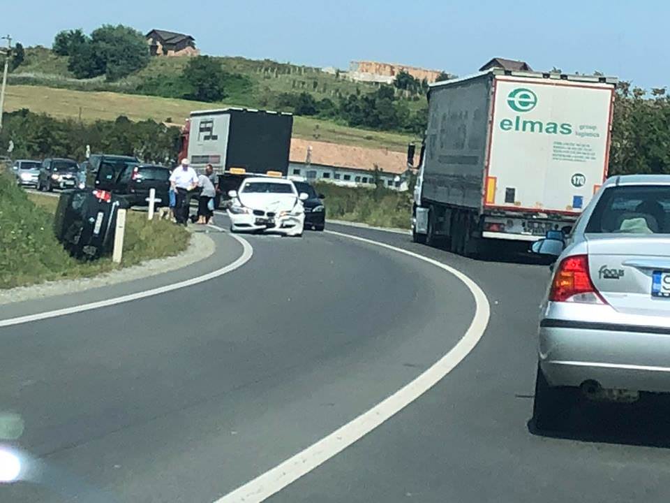 Accident la iesirea din Sibiu - Două fete rănite