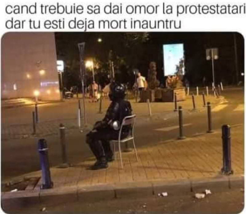 Povestea pozei cu jandarmul care stă pe scaun - Fotografia a devenit virală