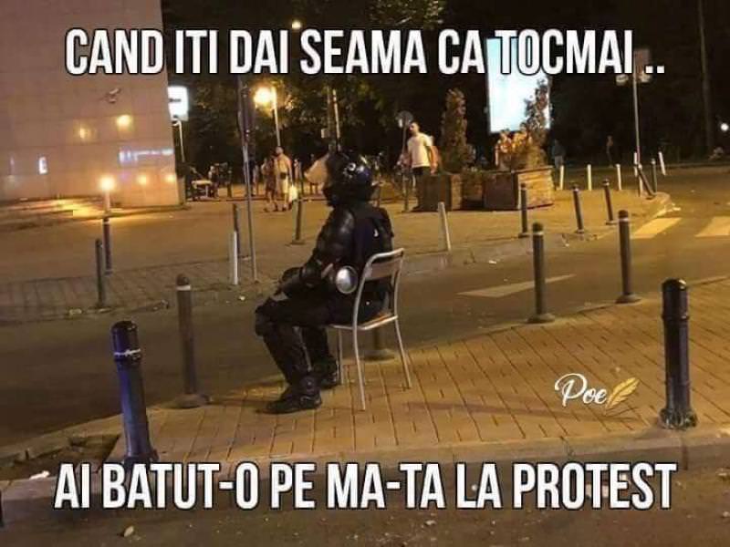 Povestea pozei cu jandarmul care stă pe scaun - Fotografia a devenit virală