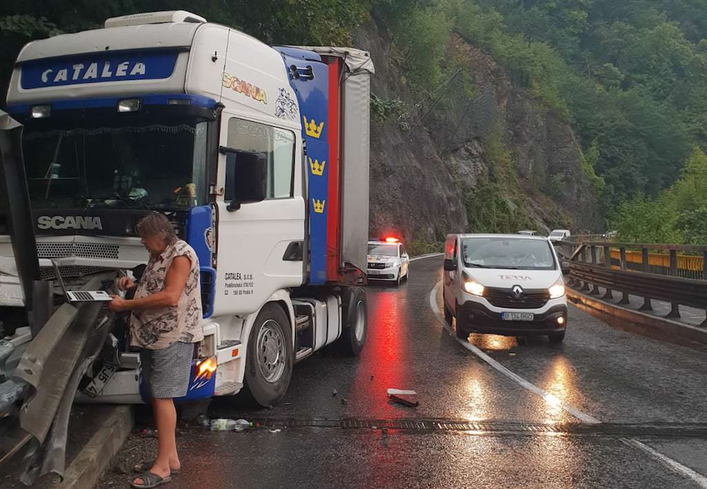 foto - accident pe valea oltului - un tir a intrat în parapet