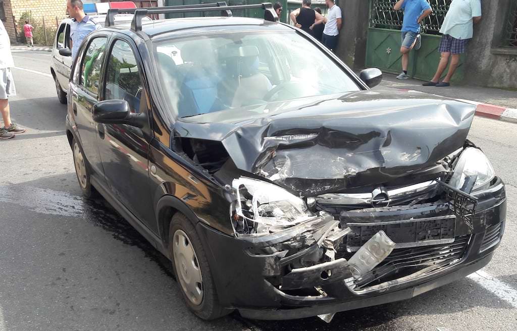 foto - accident cu trei răniți la cisnădie. a intrat pe contrasens