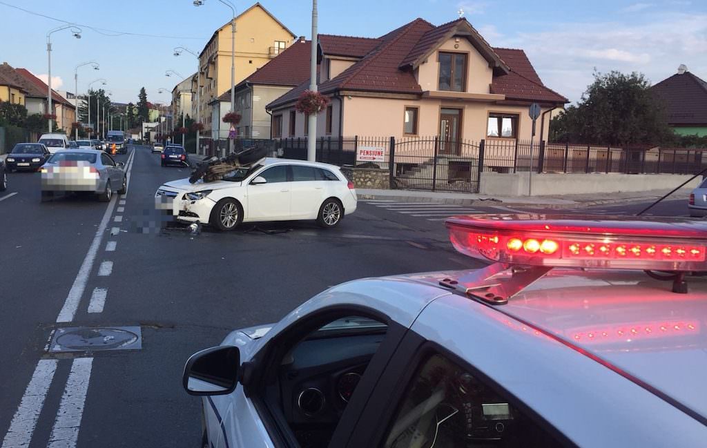 foto - accident pe strada ștrandului - motociclist lovit în plin