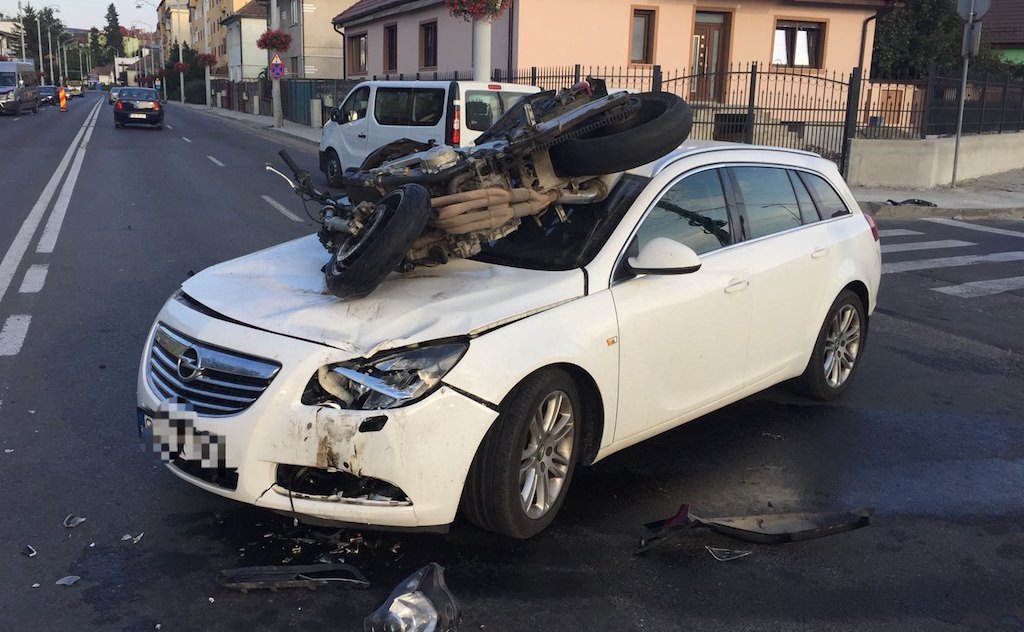 foto - accident pe strada ștrandului - motociclist lovit în plin