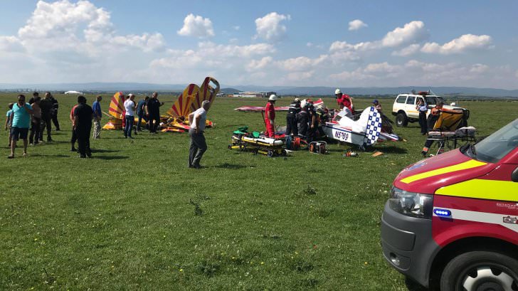 Accident în aer: Două avioane s-au ciocnit în zborul de antrenament UPDATE - Un pilot a decedat