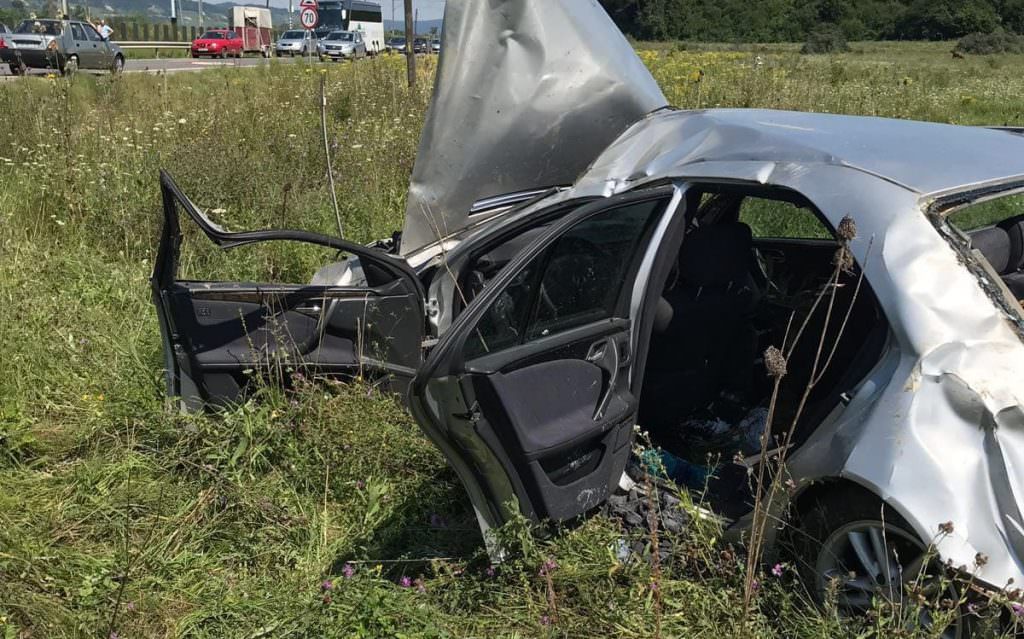 foto: accident provocat de un motociclist la bradu - doi răniți și mașina praf