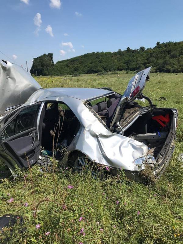 foto: accident provocat de un motociclist la bradu - doi răniți și mașina praf