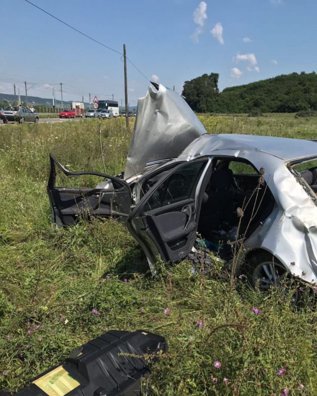 foto: accident provocat de un motociclist la bradu - doi răniți și mașina praf