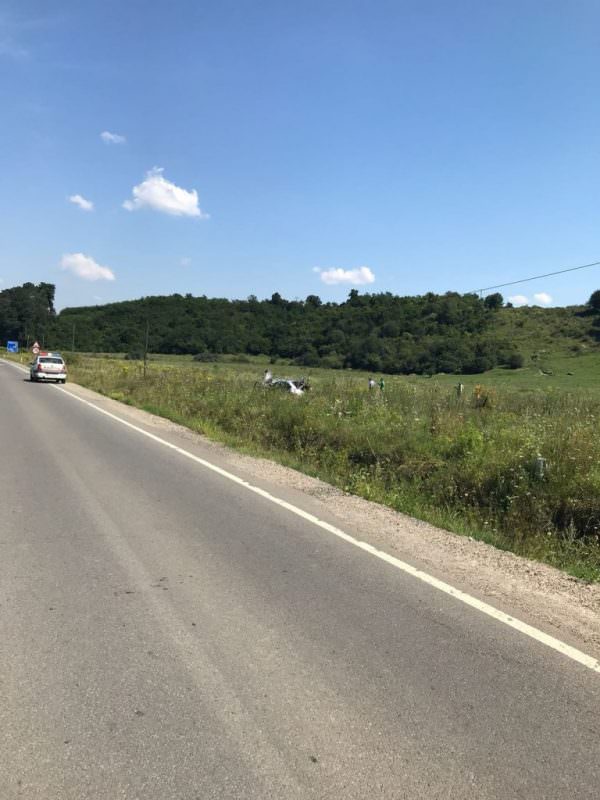 foto: accident provocat de un motociclist la bradu - doi răniți și mașina praf