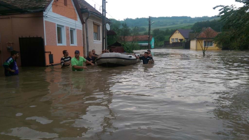 FOTO – Oameni și animale salvate cu barca din inundații în județul Sibiu