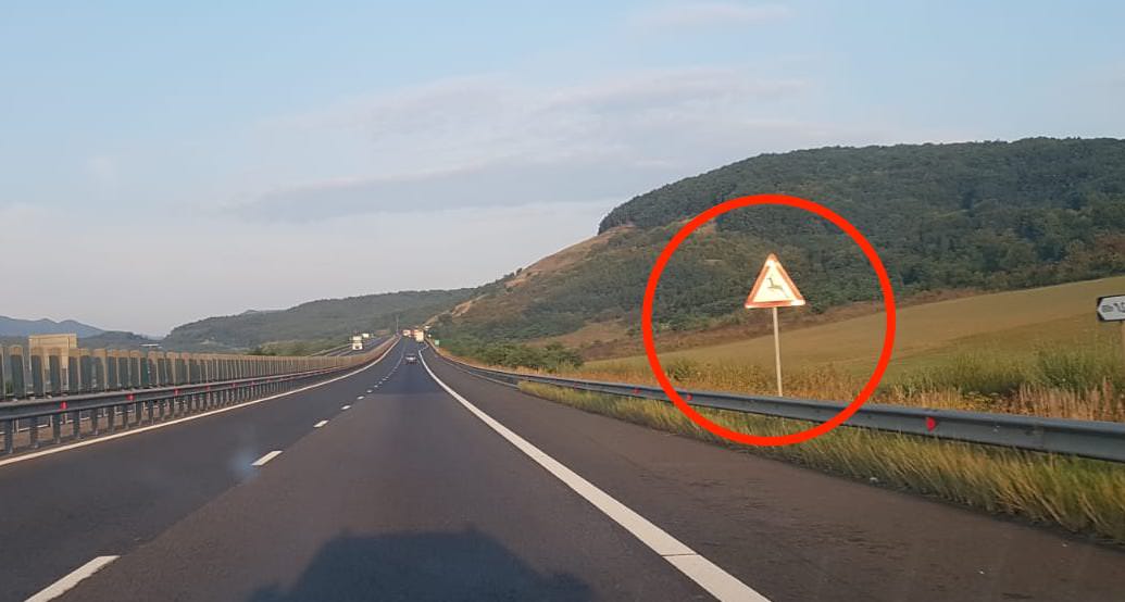 Indicatoare cu "Atenţie, animale sălbatice! ", montate pe autostrada Sibiu - Orăștie