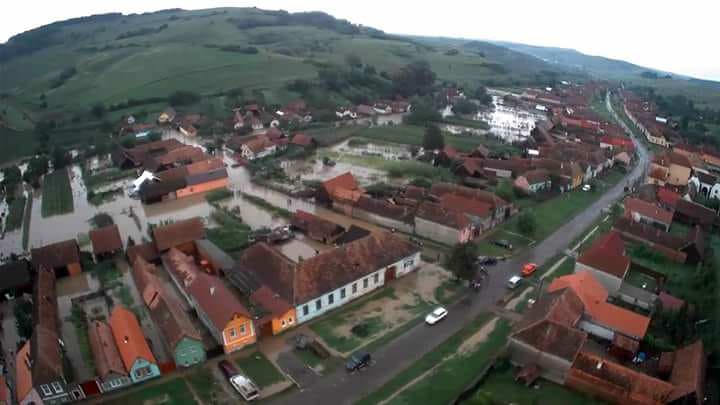 FOTO – Oameni și animale salvate cu barca din inundații în județul Sibiu