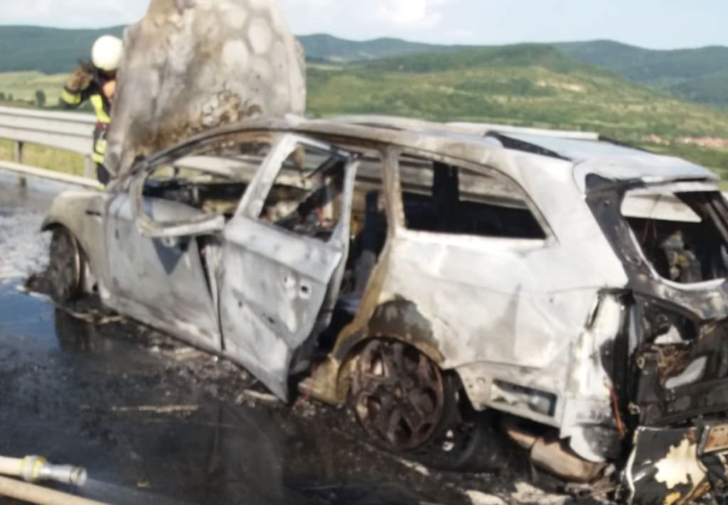 foto – o mașină s-a făcut scrum pe autostrada sibiu – sebeș