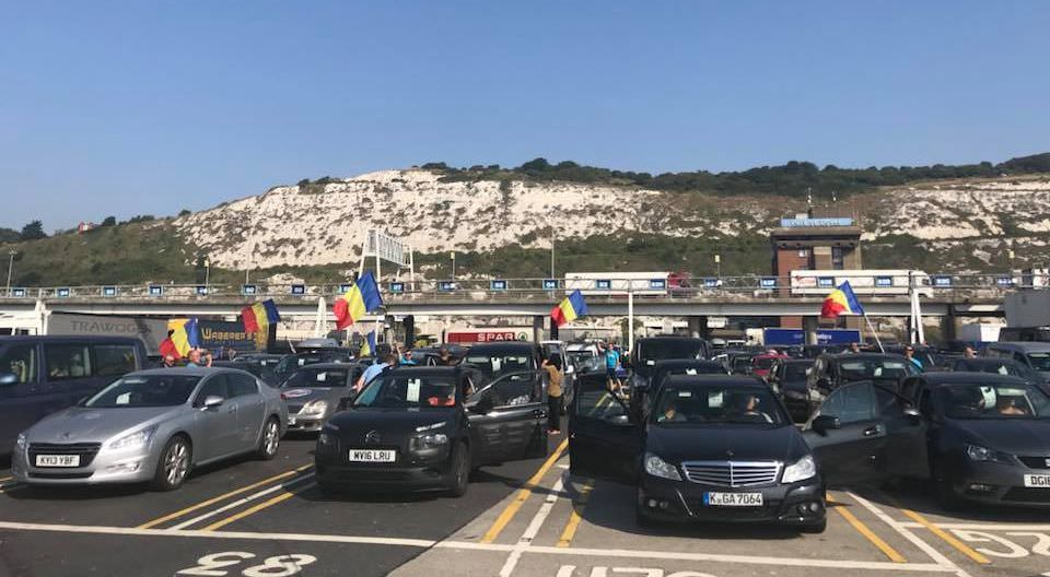 foto - români din diaspora se întorc în țară, pentru mitingul din 10 august. ”pit stop” în fața sediului psd sibiu