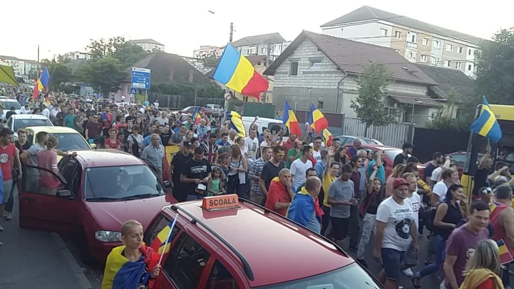 LIVE FOTO VIDEO – Aproape 10.000 de oameni în stradă la Sibiu. Se strigă ”Jos Guvernul Mafiot” și ”Ați votat lichele, stați după perdele”