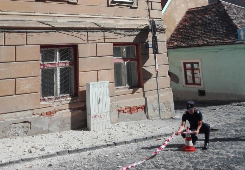 foto pompierii au misiune pe magheru. cade tencuială