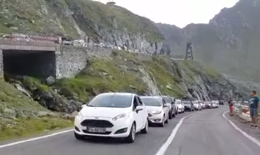 VIDEO - Trafic infernal pe Transfăgărășan. Bară la bară în zona Bâlea Lac