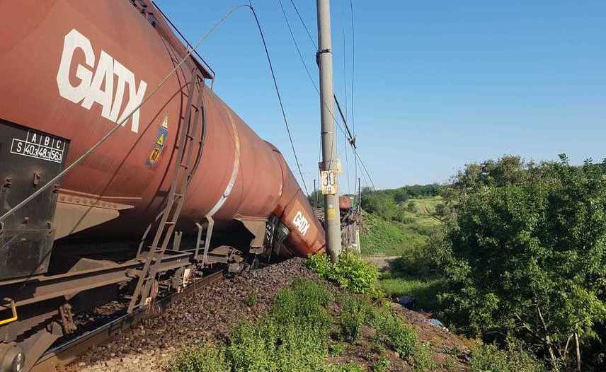 VIDEO Tren deraiat din cauza unui mecanic băut - Șapte vagoane căzute într-o râpă