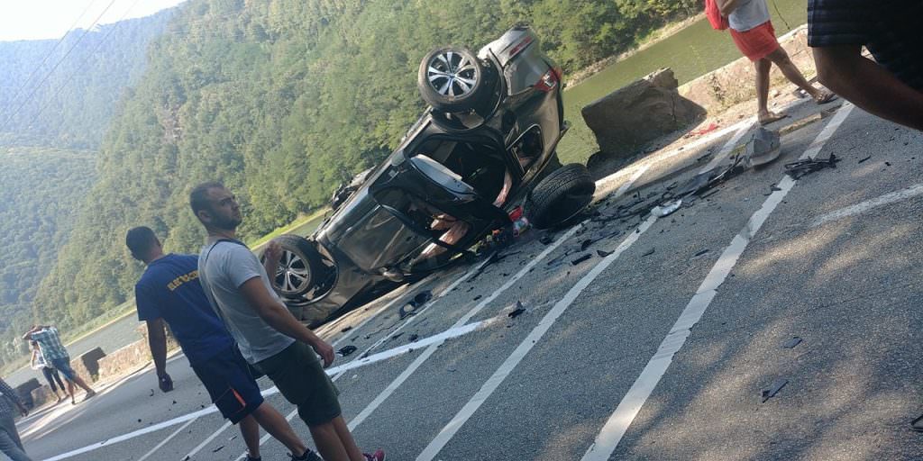 FOTO - Accident grav pe Valea Oltului. Cel puțin un rănit