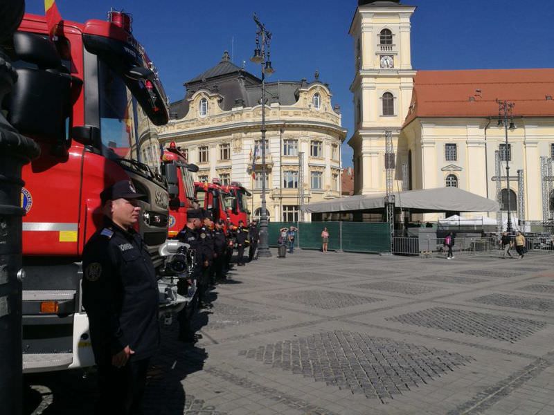 Ziua Pompierilor - ceremonie de înaintări în grad și demonstrații în Piața Mare