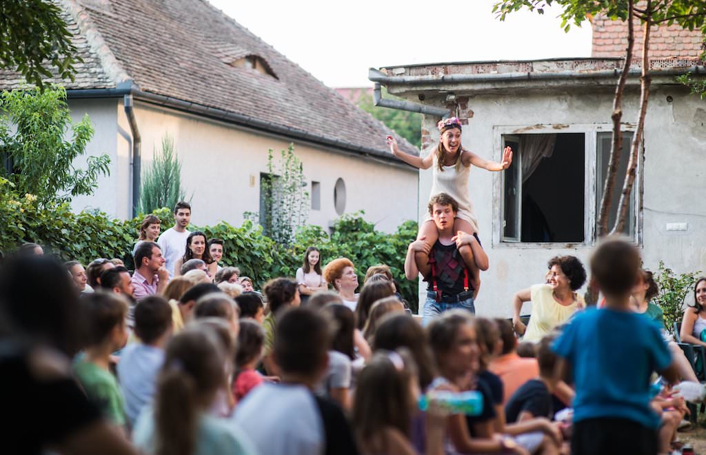 proiectul teatrul din cartier a ajuns la final, dar stagiunea bis continuă